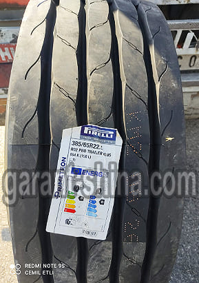 Pirelli R02 Pro Trailer Plus (прицепная) 385/65 R22.5 164K 24PR HL - Фото протектора с этикеткой вблизи на улице